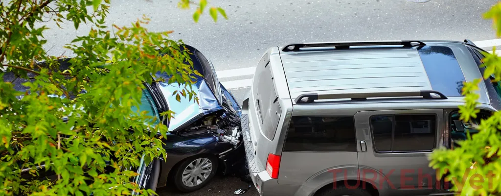 دليلك للتصرف الصحيح عند وقوع حادث مروري في تركيا 2026: متى تتصل بالشرطة ومتى تستخدم التطبيق؟