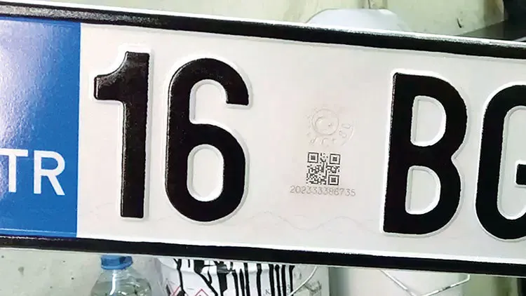 لوحات "الباركود" (QR Code) الجديدة 2026: هل يجب عليك تغيير لوحة سيارتك فوراً؟