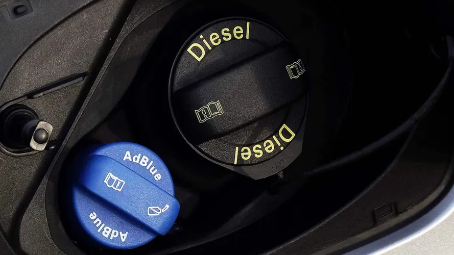 ما هو سائل AdBlue؟ ولماذا قد تتوقف سيارتك فجأة بسببه؟