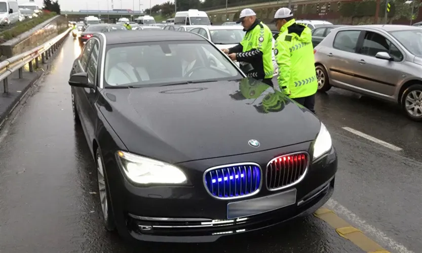 أضواء "Çakar" (فلاشات الشرطة) في 2026: هل تركيبها مسموح للسيارات المدنية؟