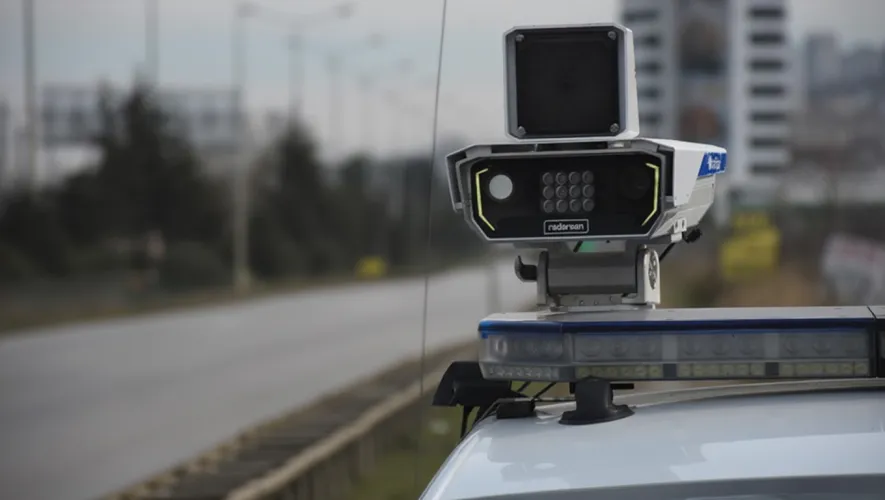 نظام الكاميرات المتجول (Gezici Radar) في 2026: كيف تميز سيارات الرادار المموهة؟