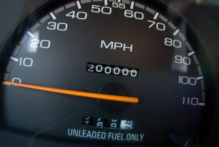 احتيال "تغيير العداد" (KM Düşürme) في 2026: كيف تكتشف الكيلومتر الحقيقي للسيارة؟