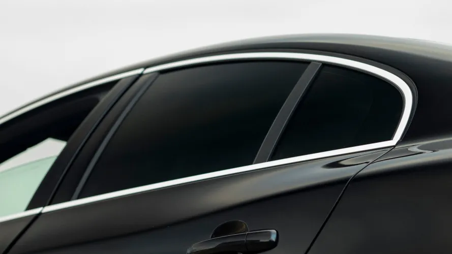 2026 Oto Cam Filmi Rehberi: Yasak, Ceza ve Muayene Durumu