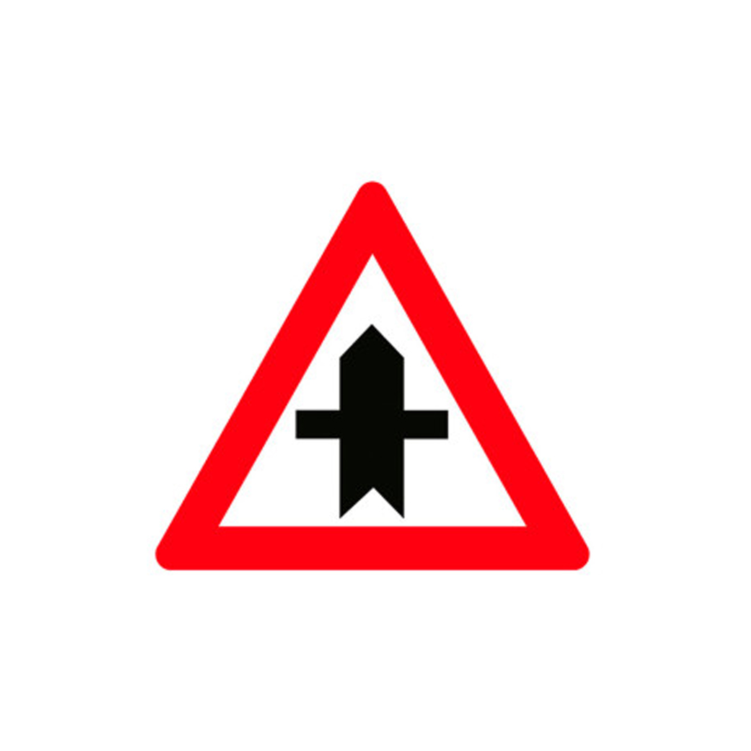 تقاطع طريق رئيسي مع طريق فرعي