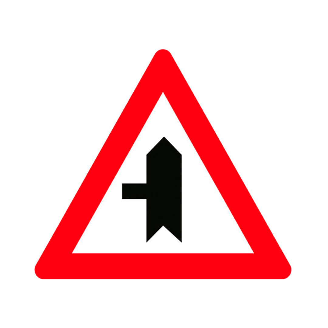 تقاطع طريق رئيسي مع طريق فرعي من اليسار