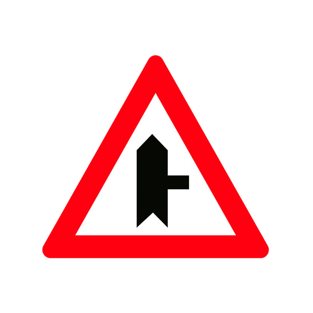 تقاطع طريق رئيسي مع طريق فرعي من اليمين