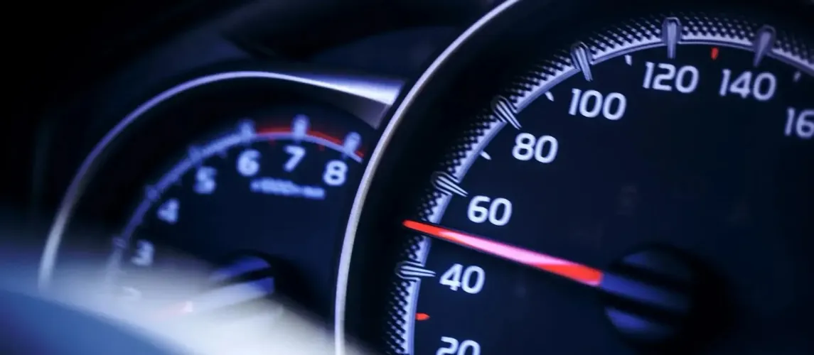 متى يُسمح بتجاوز السرعة؟ ومتى تتحول إلى مخالفة مرورية؟