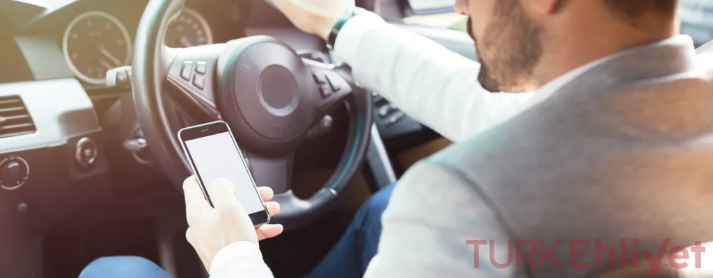 خطورة استخدام الهاتف أثناء القيادة وتأثيره على تركيز السائق