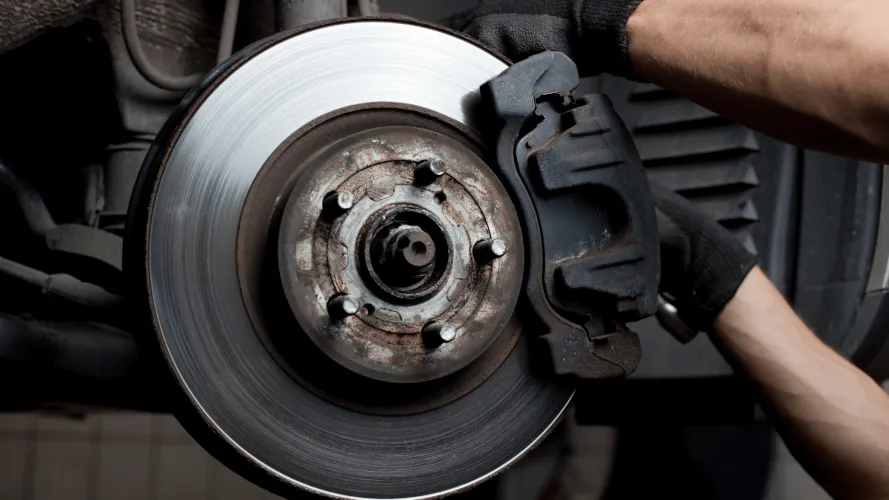 كيف تعمل أنظمة الفرامل في السيارات الحديثة؟