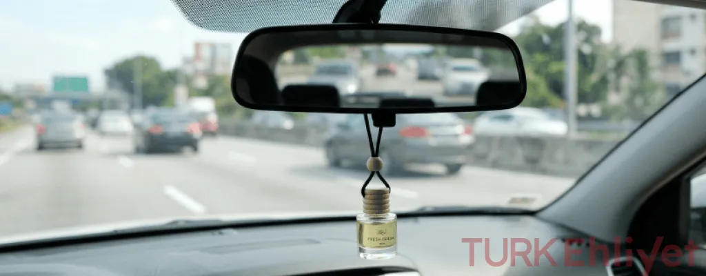 منع تعليق أي شيء في مرآة السيارة في تركيا 2026: الغرامة تصل إلى 2167 ليرة