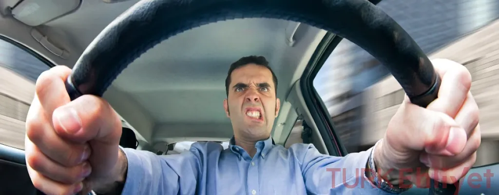 لماذا بعض الناس يقودون بشكل عدواني بدون سبب؟