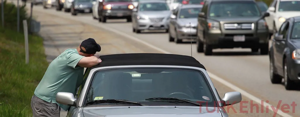 ماذا تفعل عند تعطل السيارة في الطريق السريع؟ خطوات مهمة لسلامتك