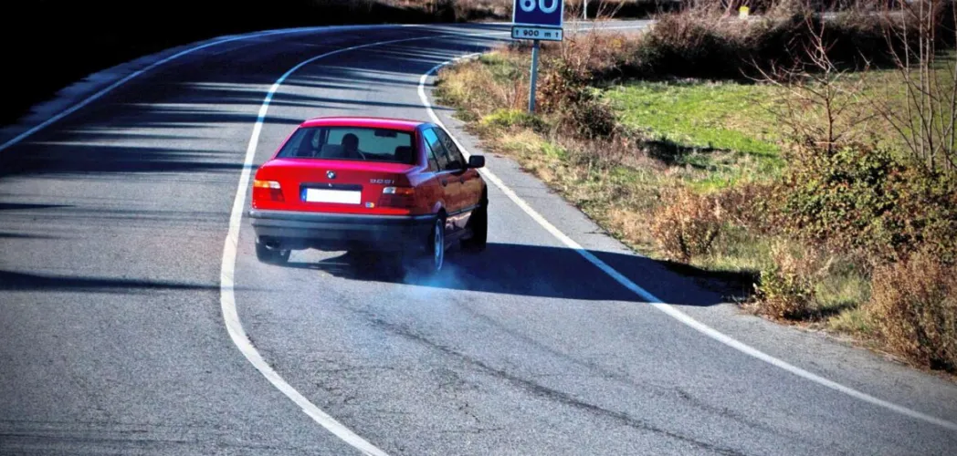 كيف تتعامل مع انزلاق السيارة والمنحدرات بأمان؟