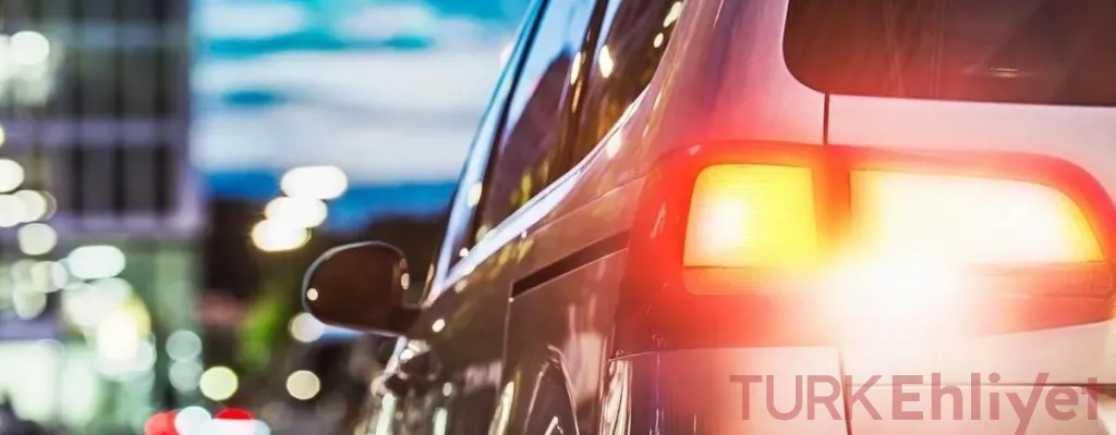 لماذا يستخدم بعض السائقين إشارات الانعطاف في آخر لحظة؟ عادة خطيرة منتشرة على الطرق