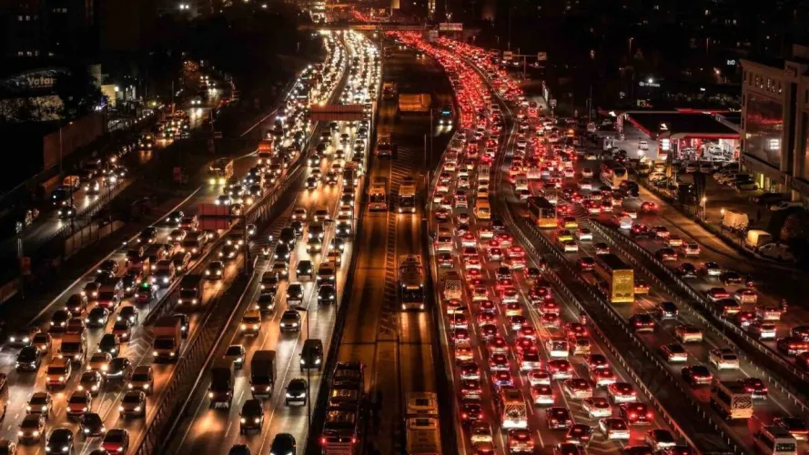 İstanbul’da Trafik Sorunu: Neden Sadece Yol Genişletmek Çözüm Değil?